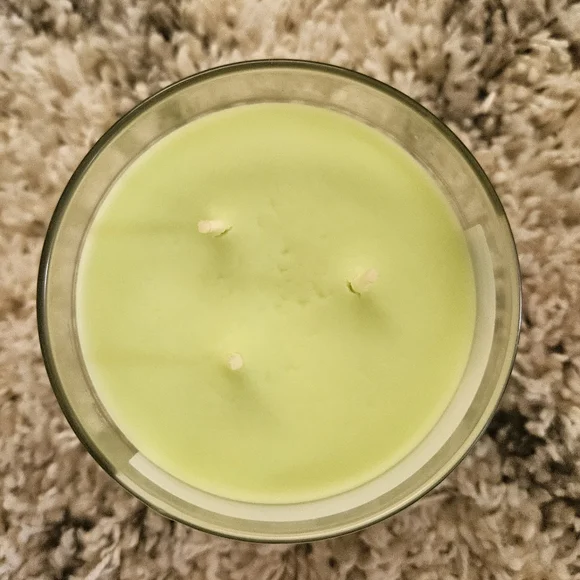 Bath & Body Works 3 Wick Candle Aloha Kiwi Passionfruit & Tiki Beach Rare - Picture 4 of 5